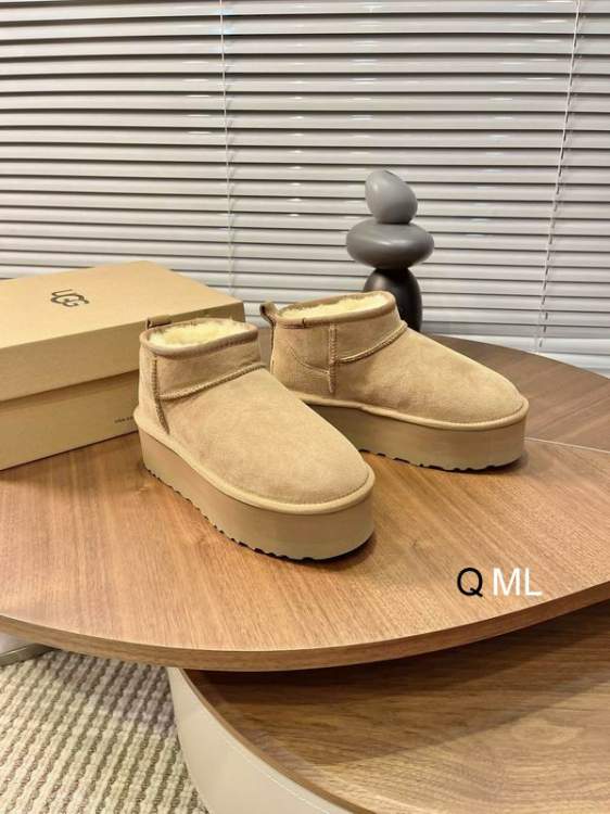 Picture of UGG Shoes _SKUUGGsz35-40ML111019791